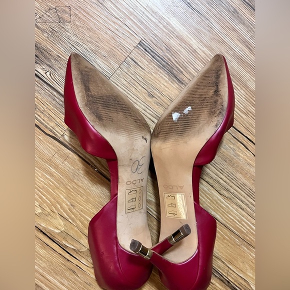 Preloved- Aldo- D'Orsay Pump with gold detail at heel - 8. - Picture 4 of 5